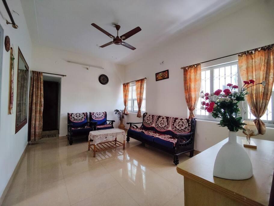 Comfy 2-Bedroom House In Sanjaynagar, Bengaluru Eksteriør billede