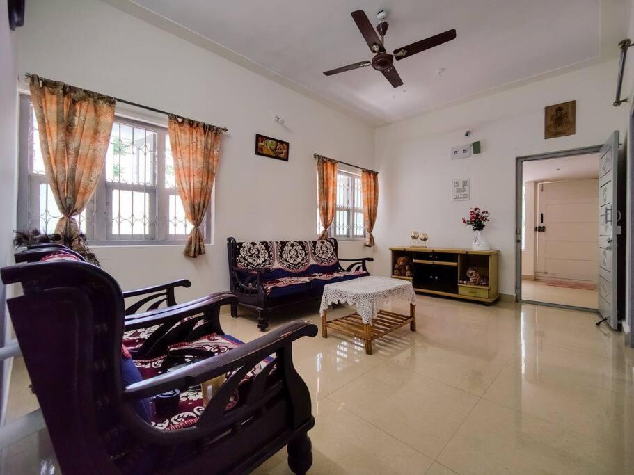 Comfy 2-Bedroom House In Sanjaynagar, Bengaluru Eksteriør billede